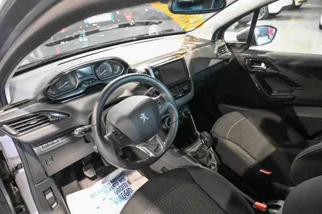 Peugeot 208 view 11