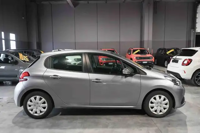 Peugeot 208 view 4