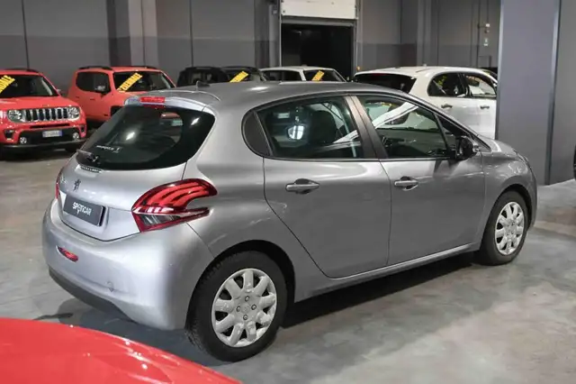 Peugeot 208 view 5