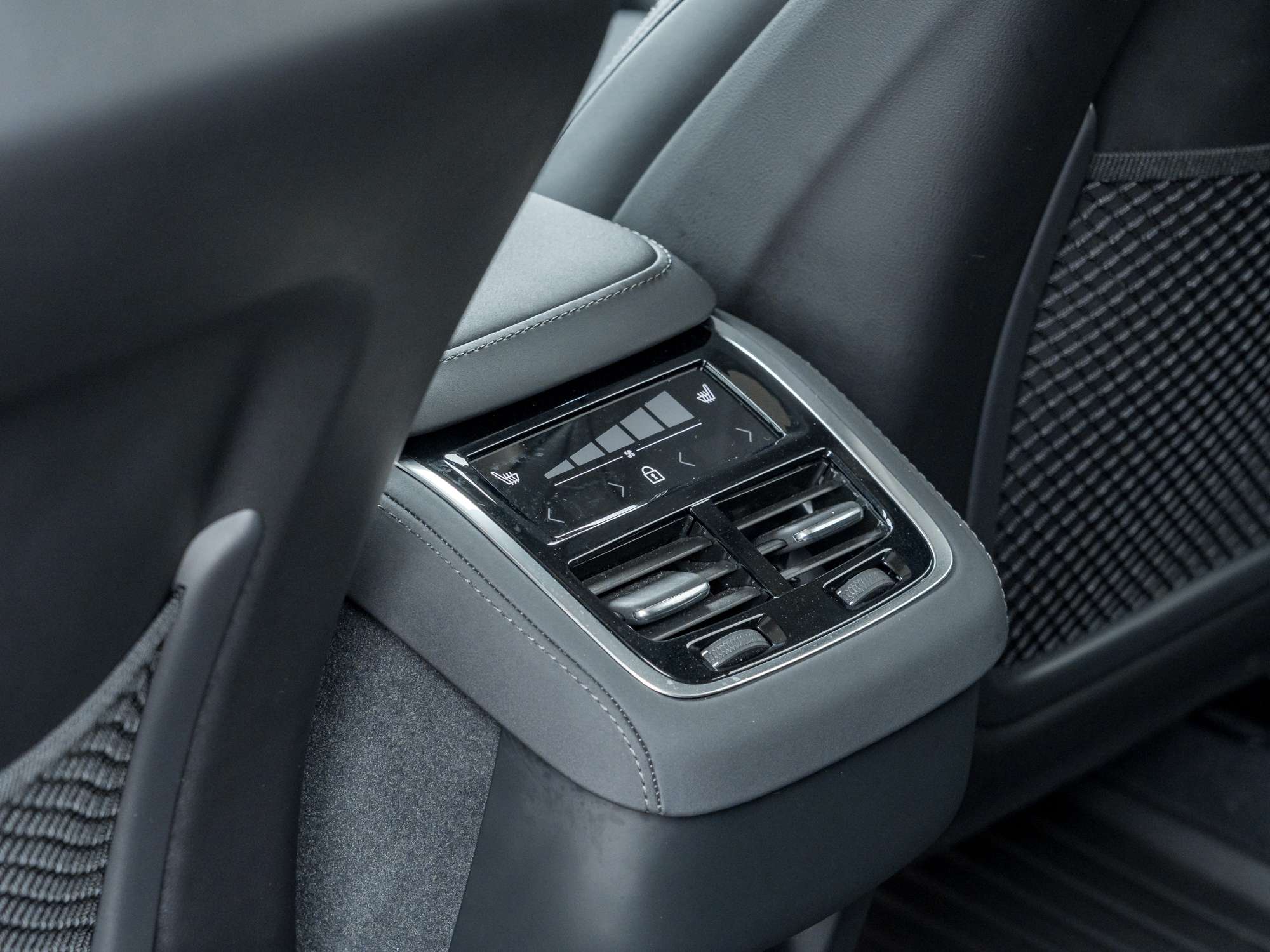 2026 Volvo XC90 B6 AWD Core 7-Seater VOLVO CPO RATE FROM 2.99%* thumb 24