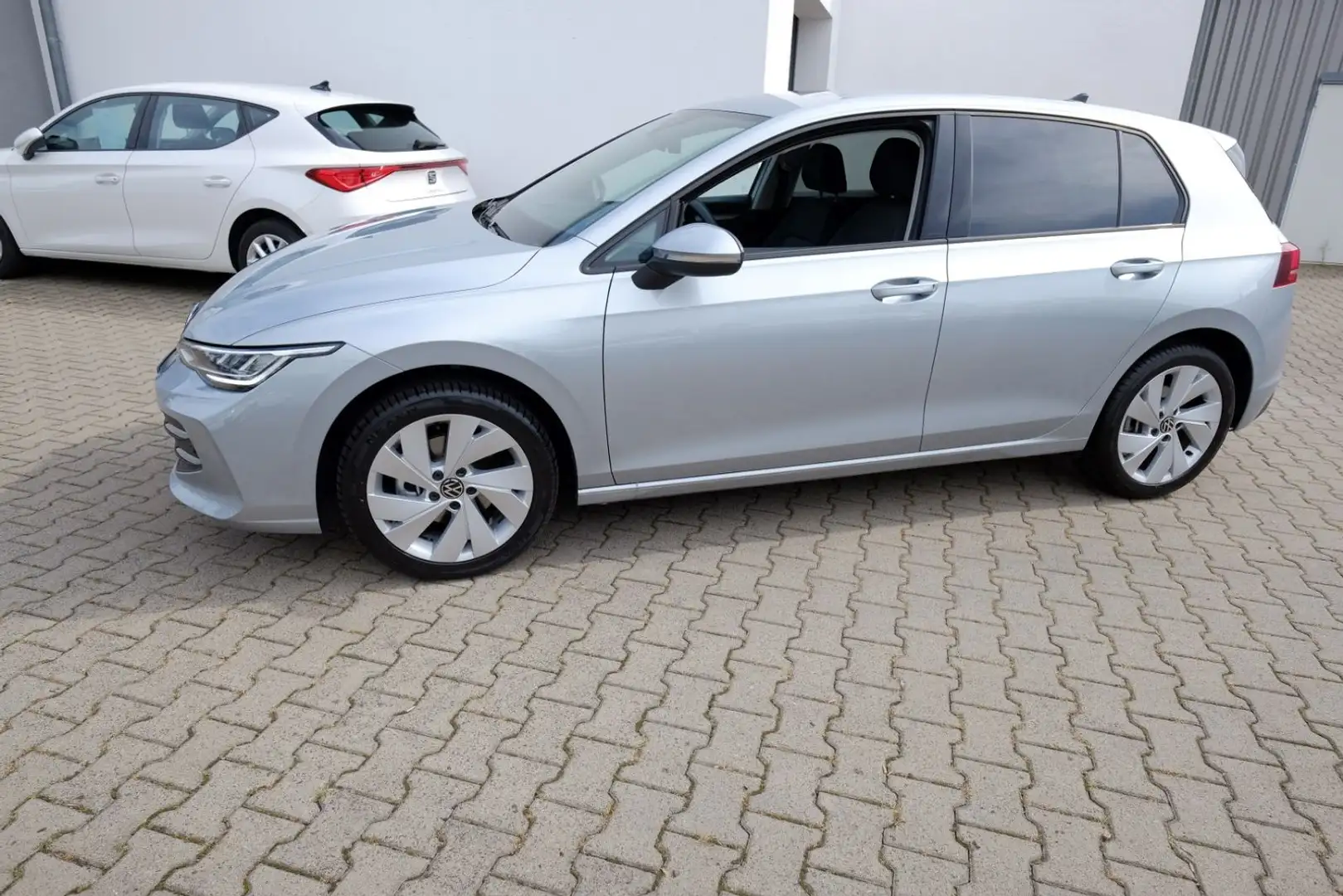Volkswagen Golf VIII 1.5 eTSI DSG Life/17Zoll/ACC/AppC/Kam Zilver - 2