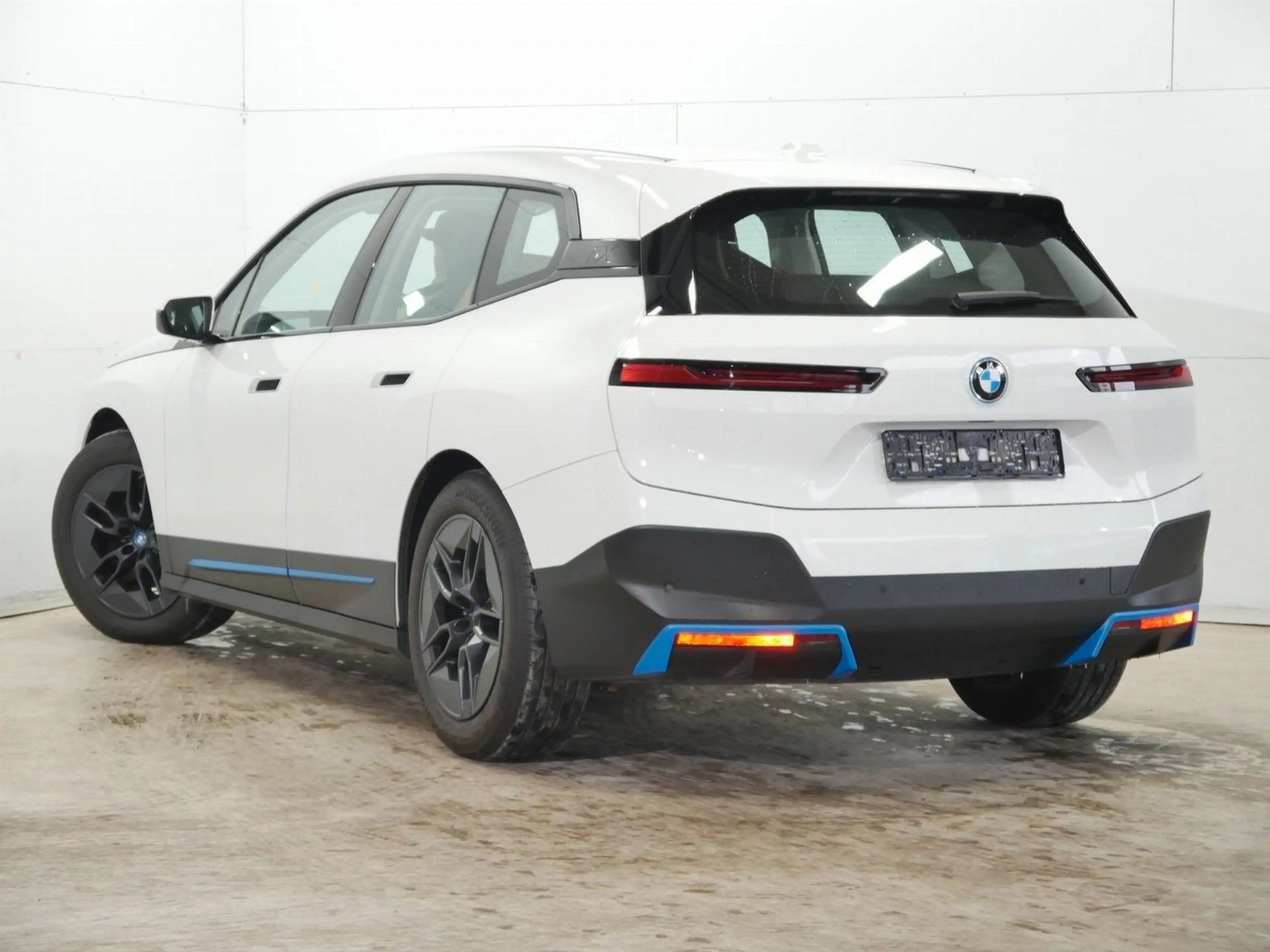 BMW iX xDrive50 4ZK H&K RFK SHZ Standklima — photo 4