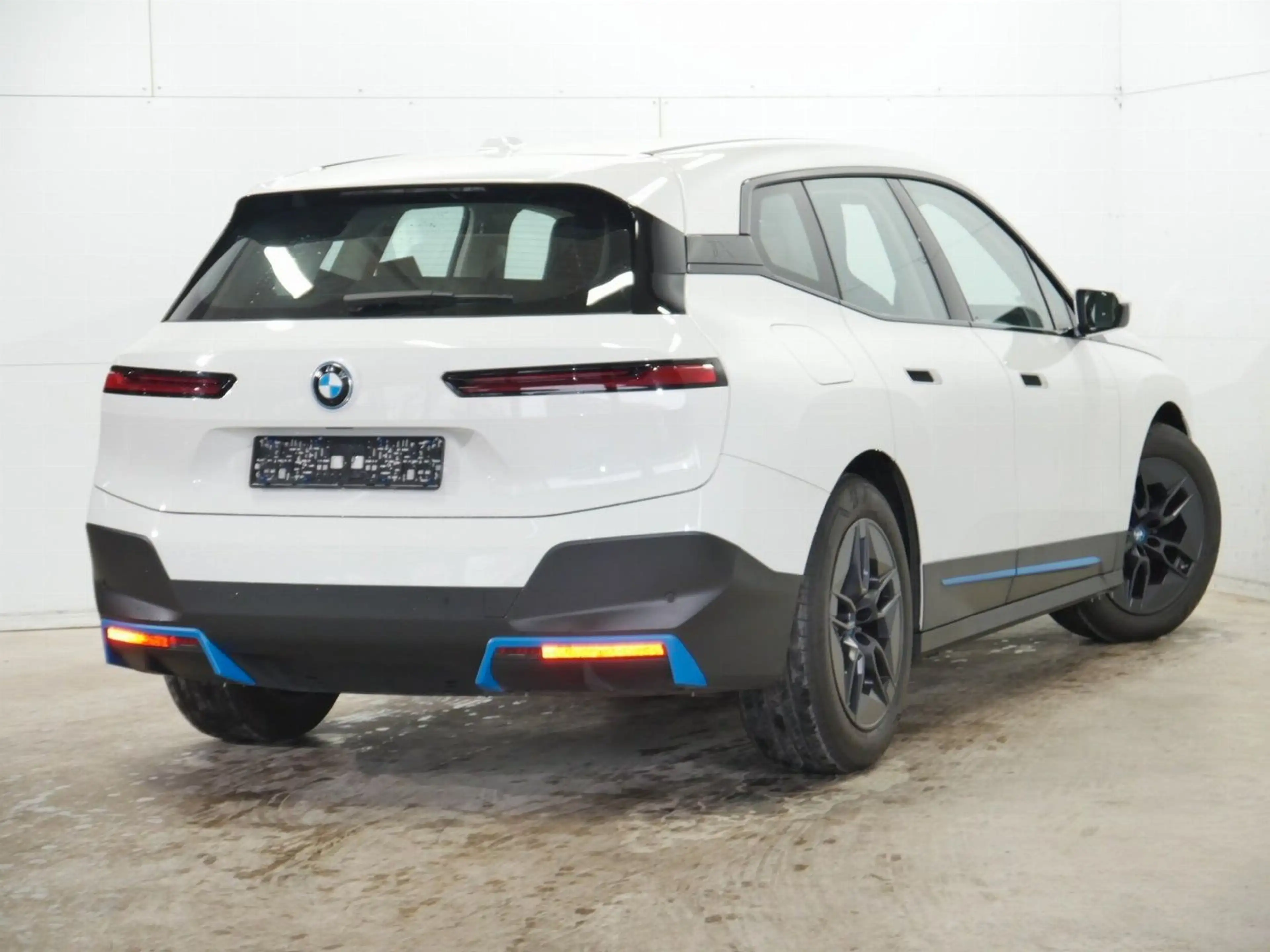 BMW iX xDrive50 4ZK H&K RFK SHZ Standklima — photo 5