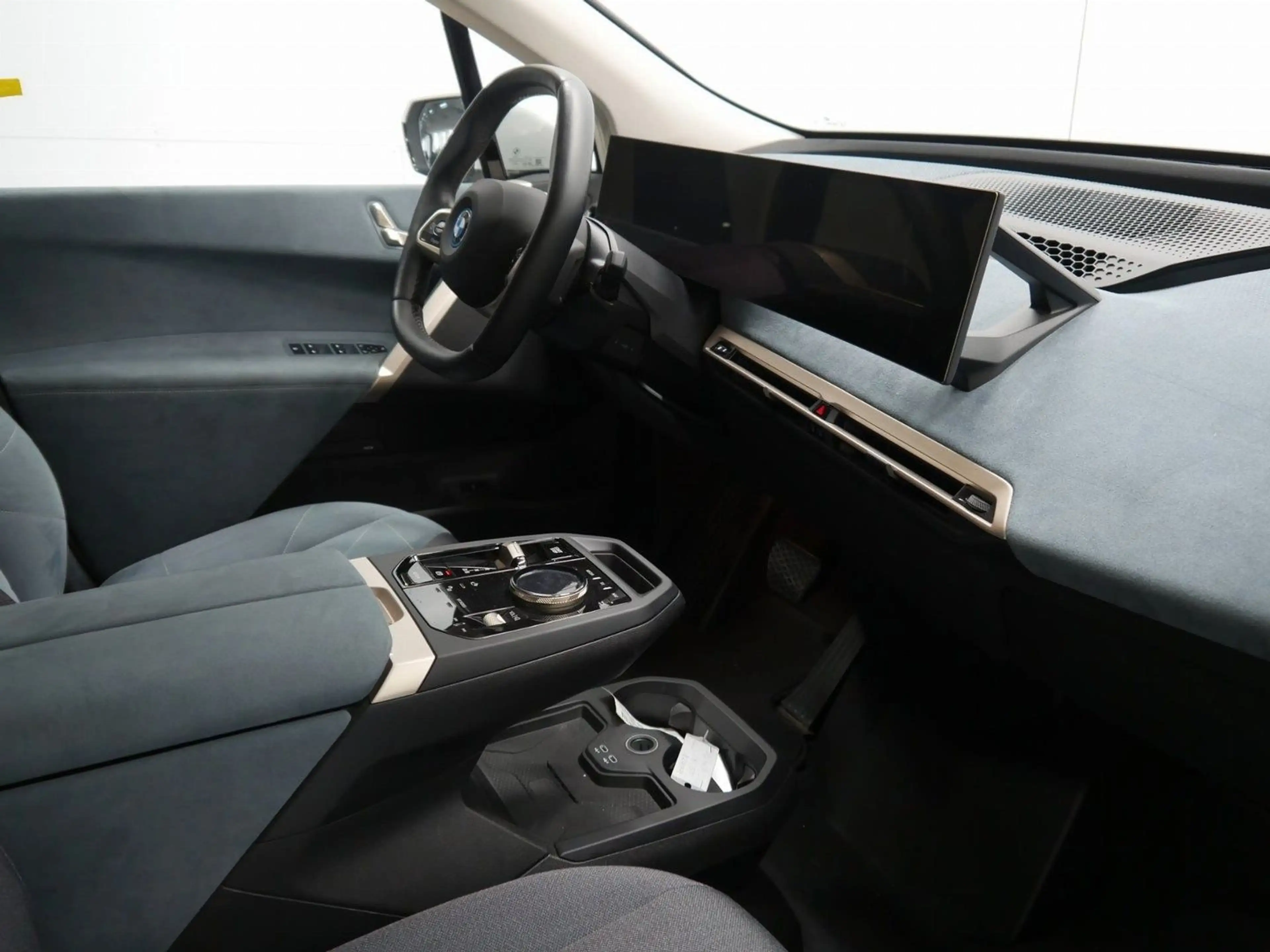 BMW iX xDrive50 4ZK H&K RFK SHZ Standklima — photo 6