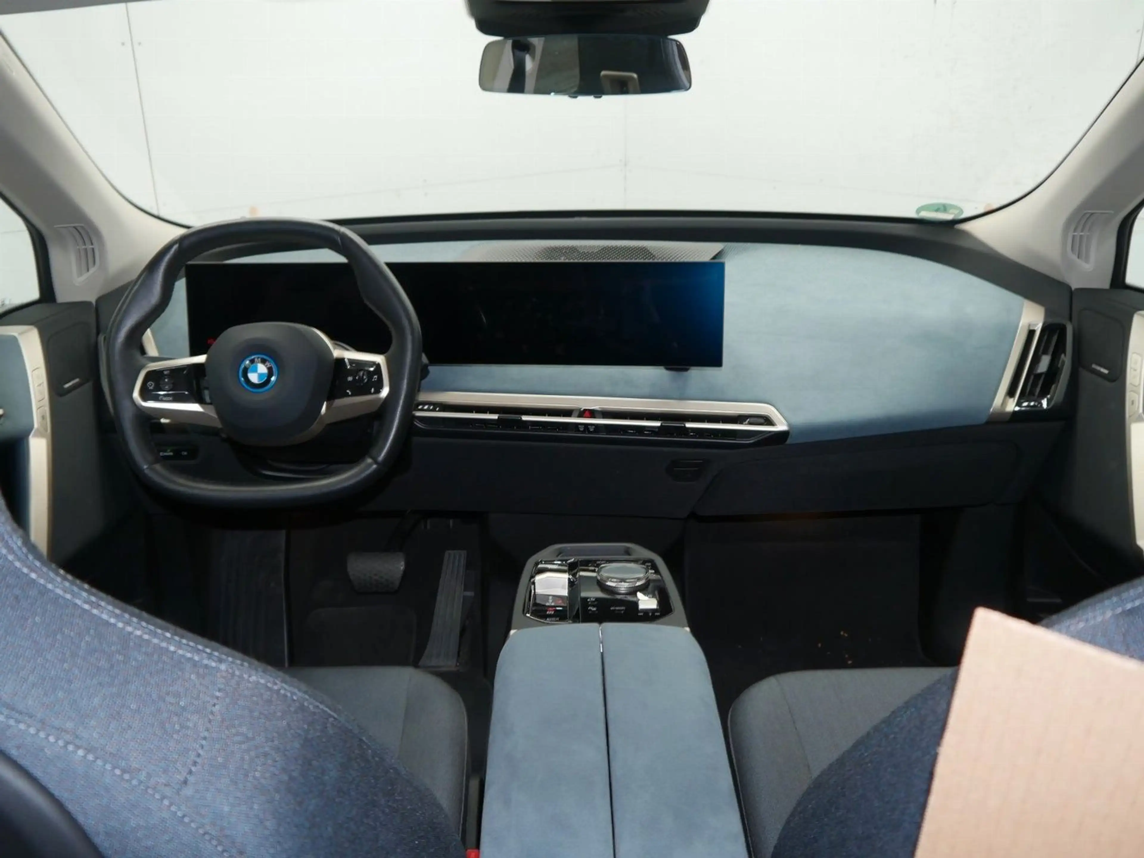 BMW iX xDrive50 4ZK H&K RFK SHZ Standklima — photo 7