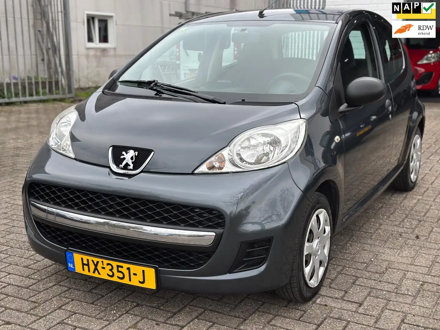 Peugeot 107 1.0-12V XR Bj:2010 5 Deurs NAP Gris - 1