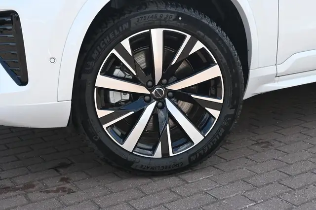Volvo XC90 view 11