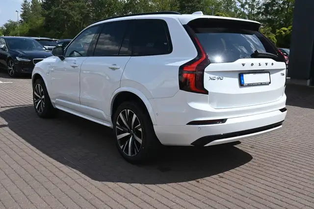 Volvo XC90 view 3