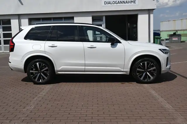 Volvo XC90 view 6