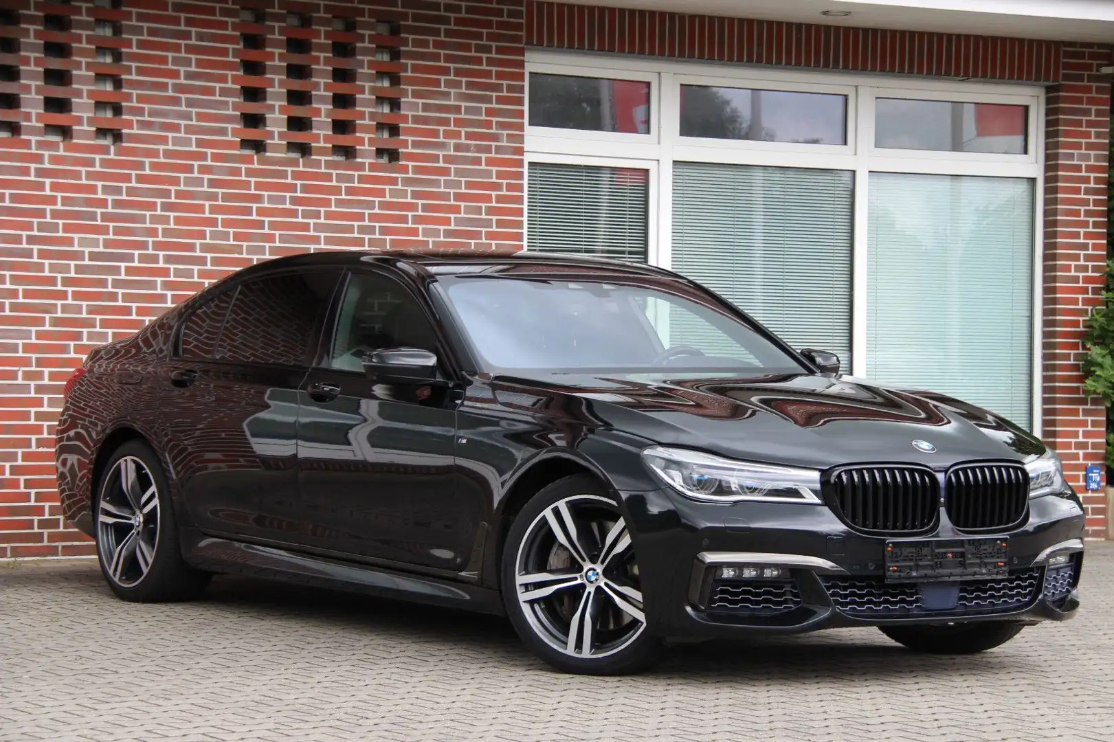 BMW 750 i L xDr.*M SPORTPAKET*SKY & EXECUTIVE LOUNGE* Noir - 2