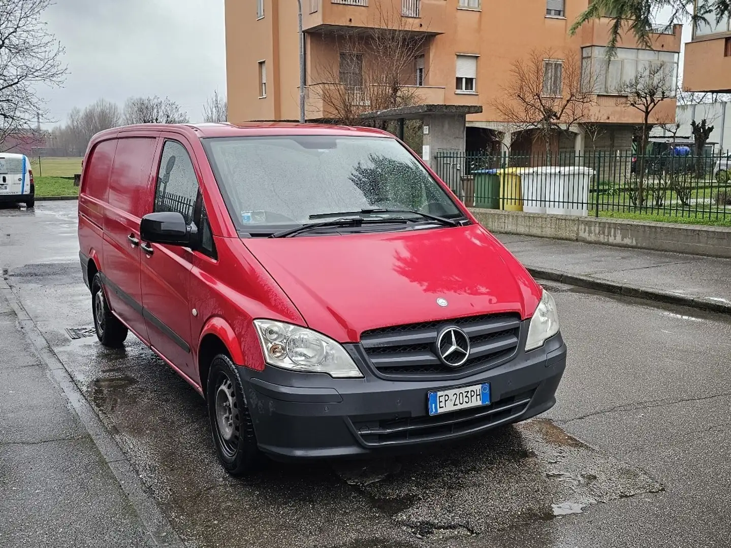 Mercedes-Benz Viano 2.0 cdi Ambiente 136cv Rojo - 1