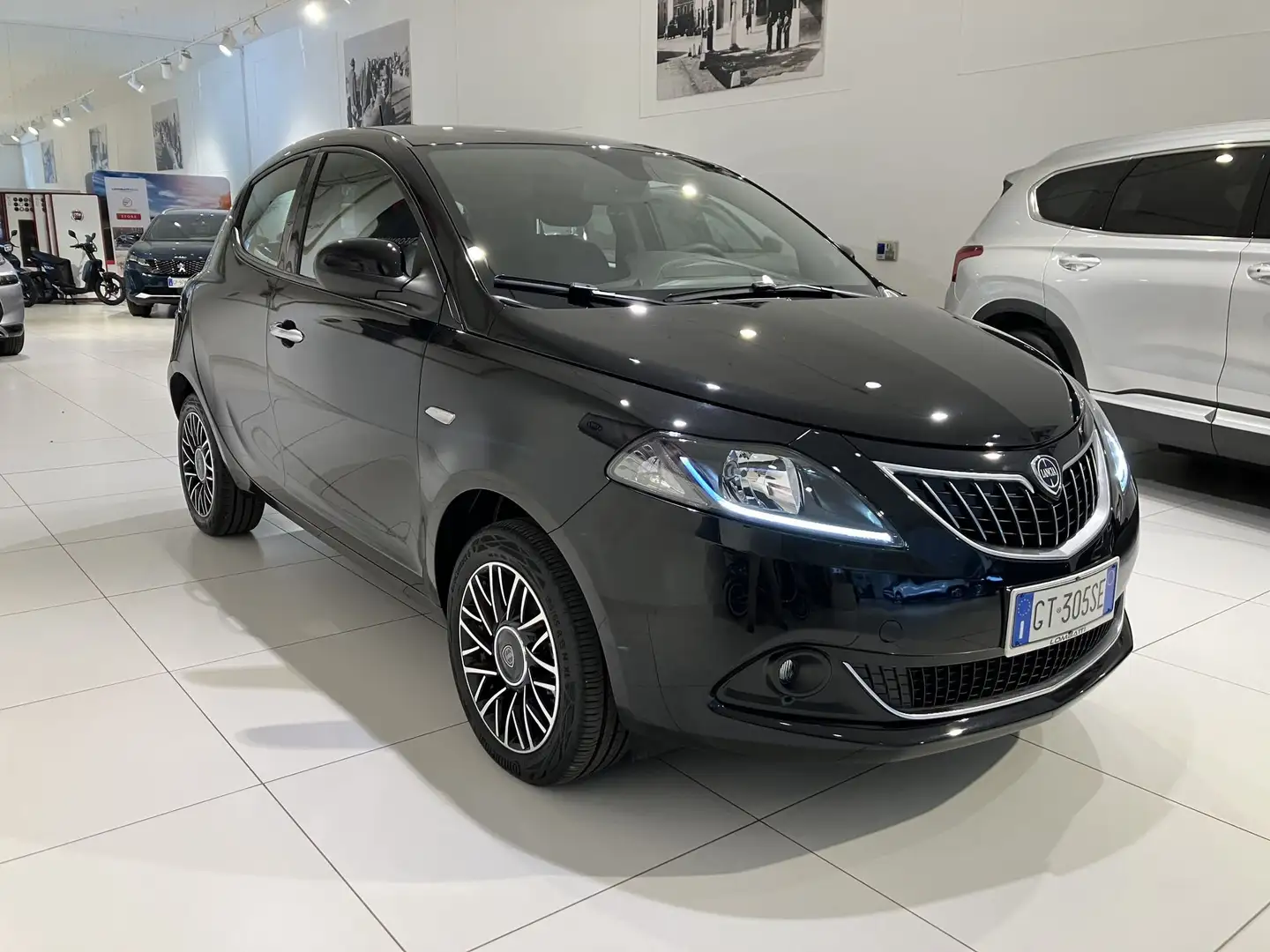 Lancia Ypsilon 1.0 FireFly 5 porte S&S Hybrid Platino Nero - 2