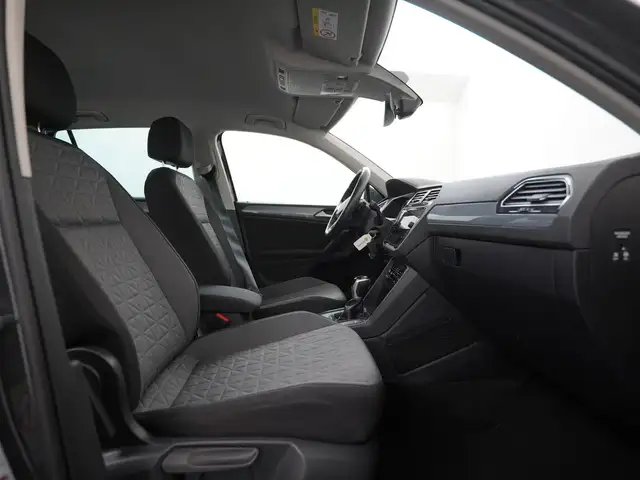 Volkswagen Tiguan view 3