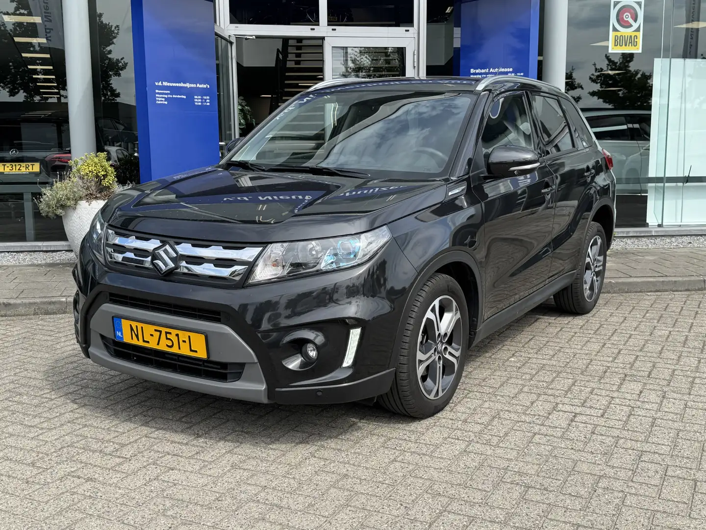 Suzuki Vitara 1.6 High Executive 23dkm Uniek! 1ste eigenaar Trek Nero - 2