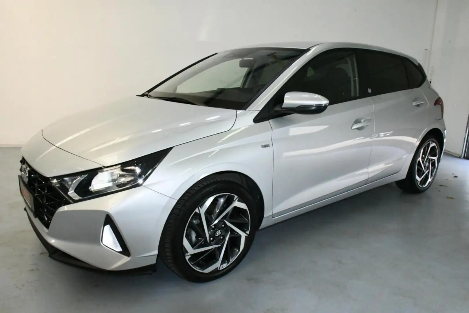 Hyundai i20 Autom. VIRTUAL*GRO.DISPLAY*NAV*CAM*BOSE*SHZ Klima Grau - 2