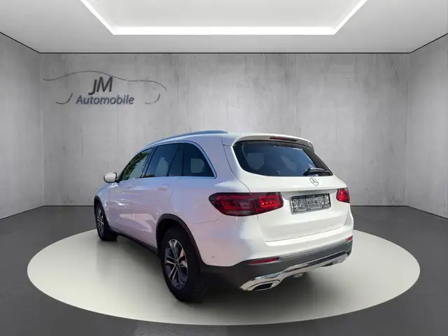 Mercedes-Benz 220 view 2