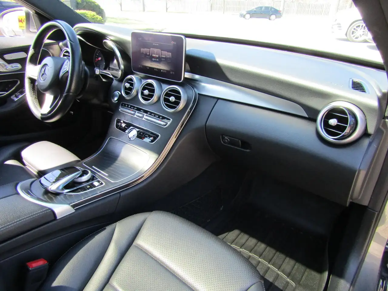 Mercedes-Benz C-Class снимка Mercedes-Benz C-Class