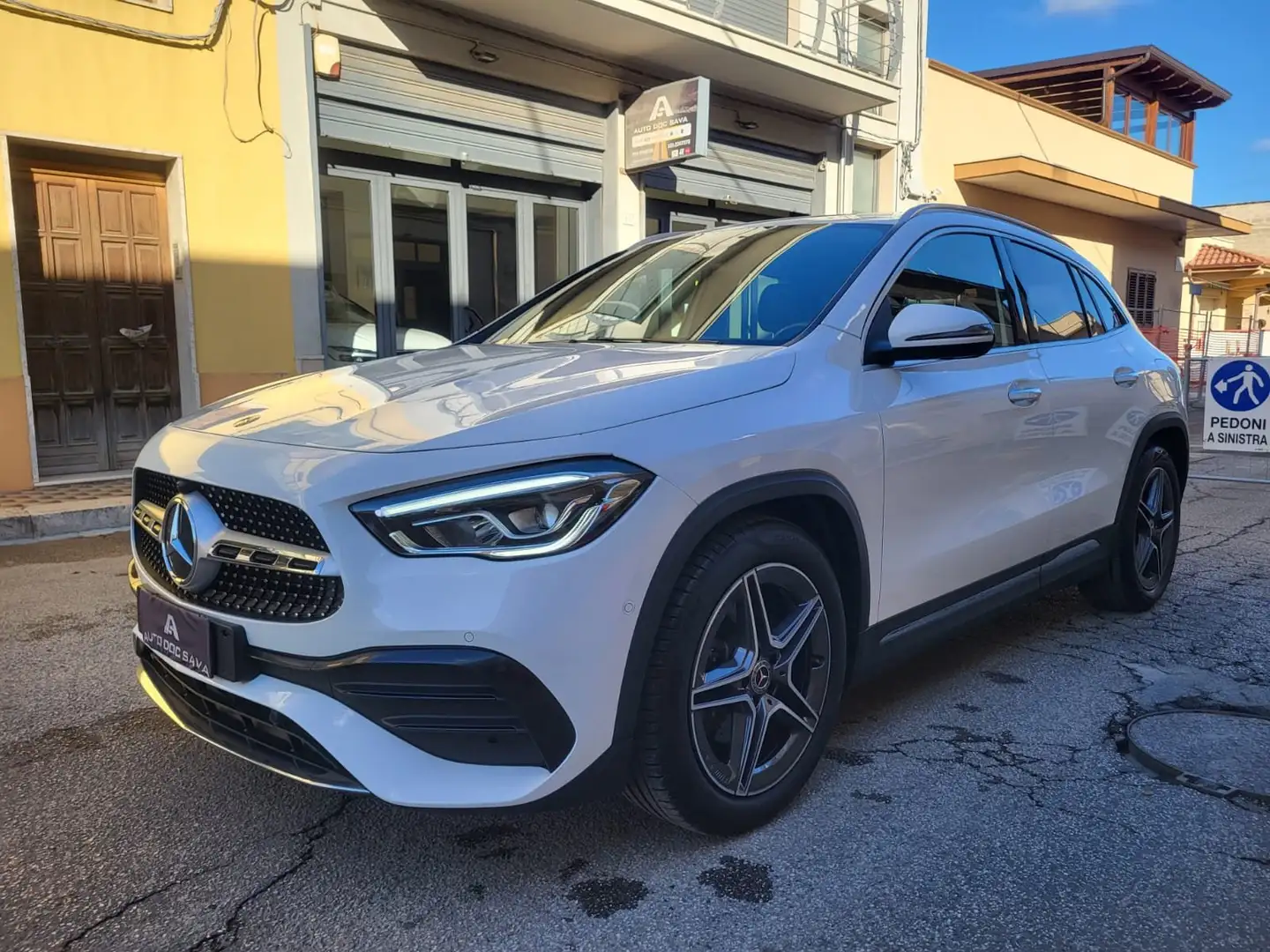 Mercedes-Benz GLA 200 GLA 200 d Amg/Premium+Fari Multib.+Luci Ambiente. Weiß - 2