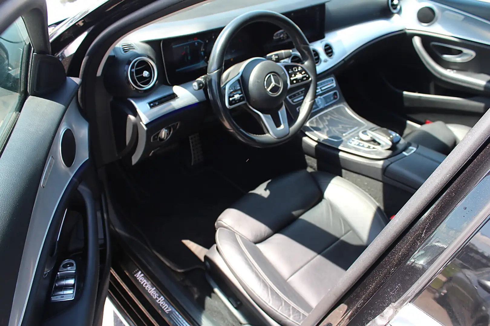 Mercedes-Benz E 220 d Aut. LED AMBIENTE PANORAMA 360°KAMERA Schwarz - 2