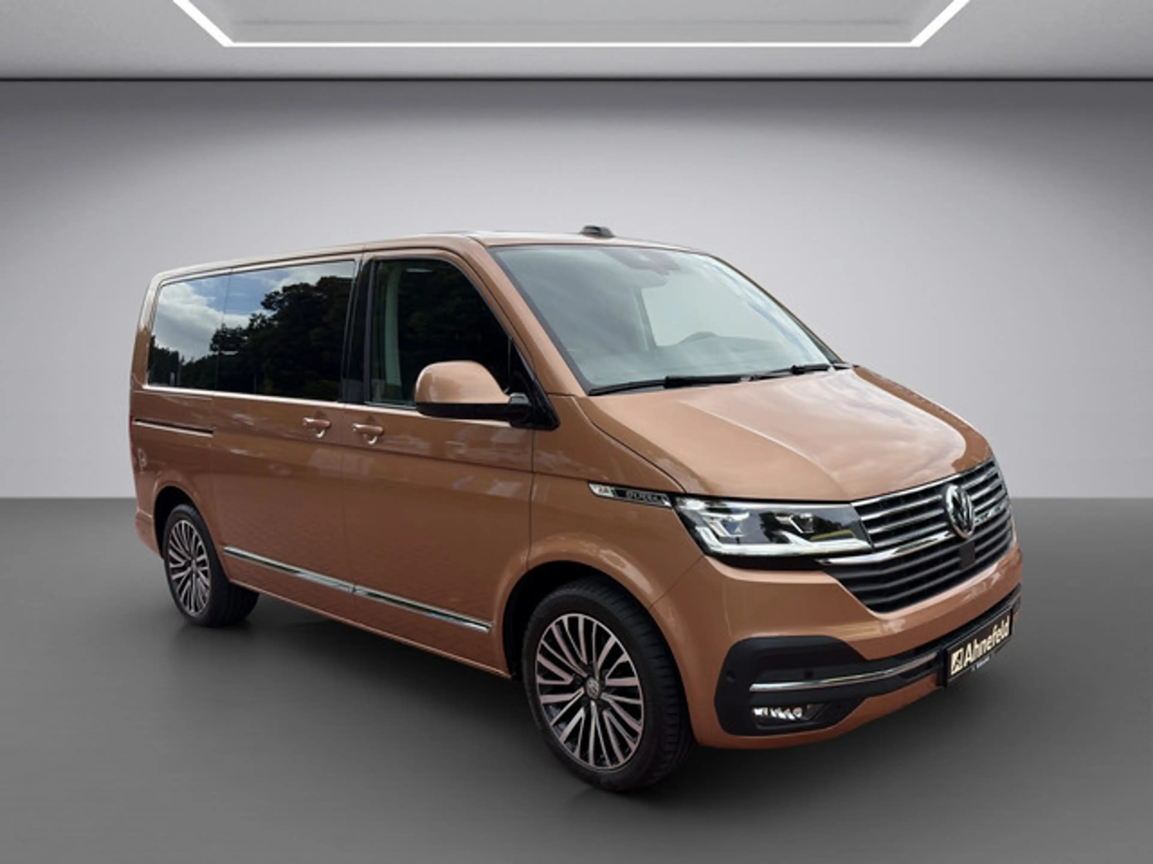 Volkswagen T6.1 Transporter Multivan 2.0 TDI Multivan Highline FWD — photo 2
