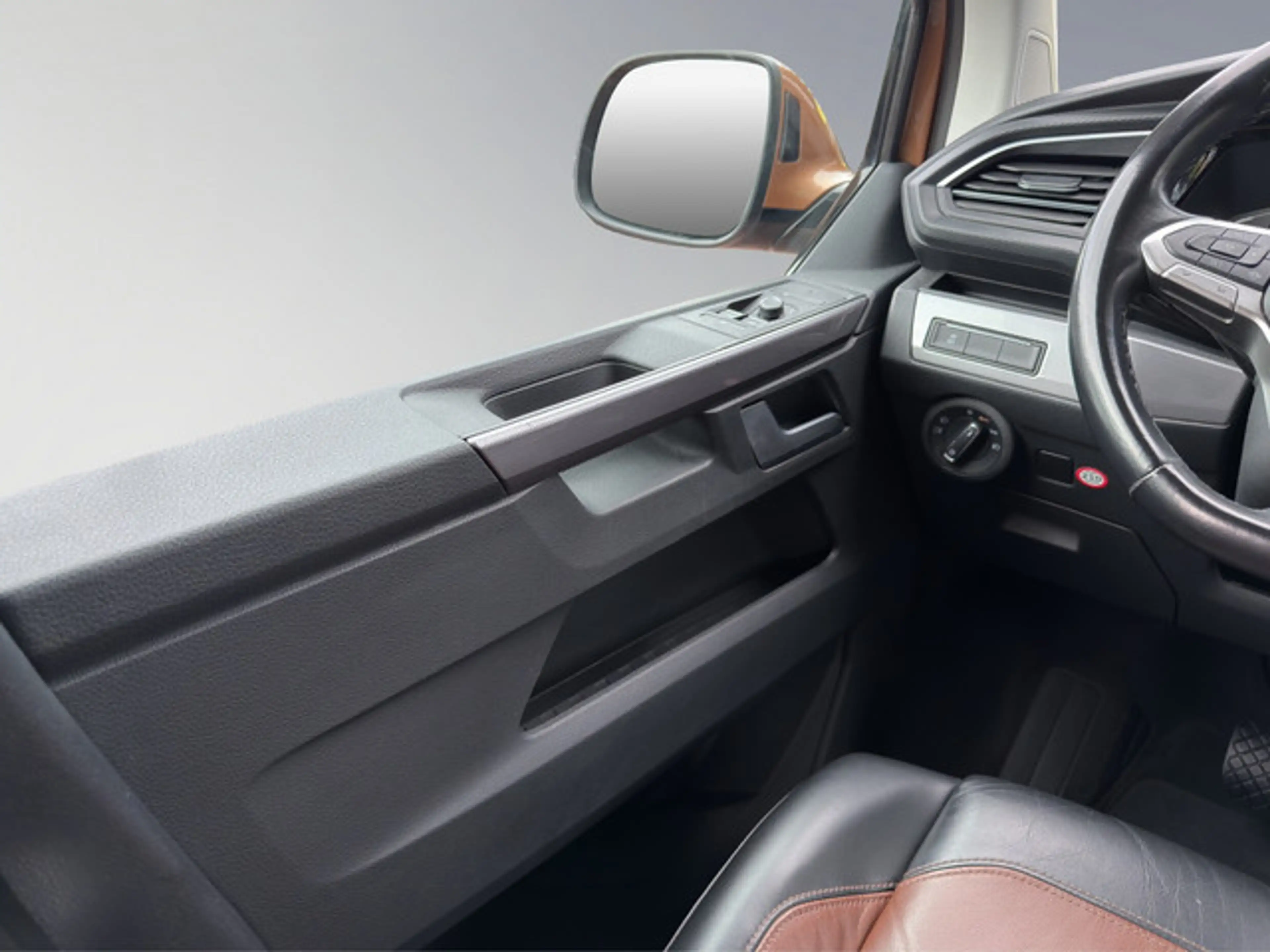Volkswagen T6.1 Transporter Multivan 2.0 TDI Multivan Highline FWD — photo 8