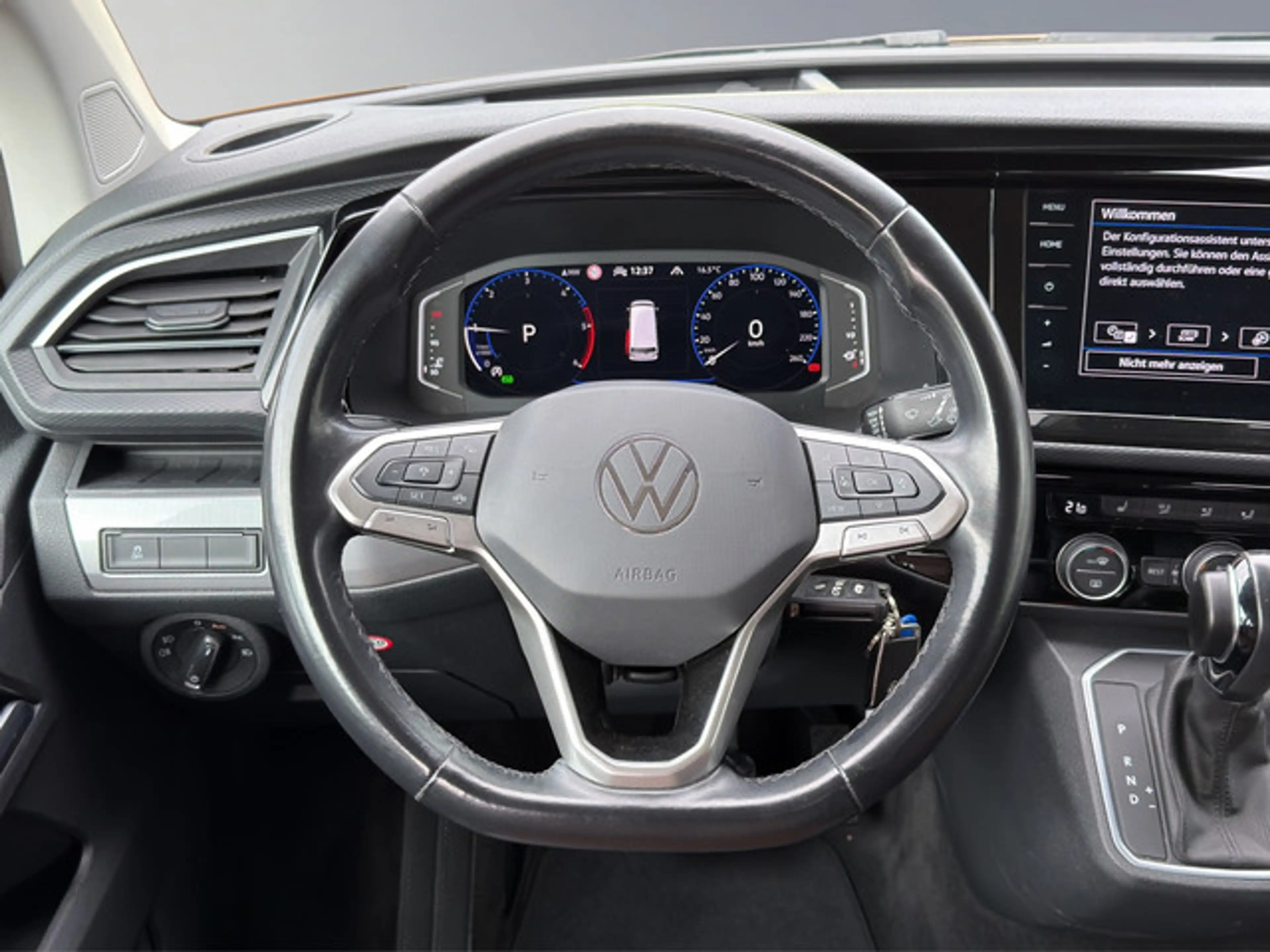 Volkswagen T6.1 Transporter Multivan 2.0 TDI Multivan Highline FWD — photo 6