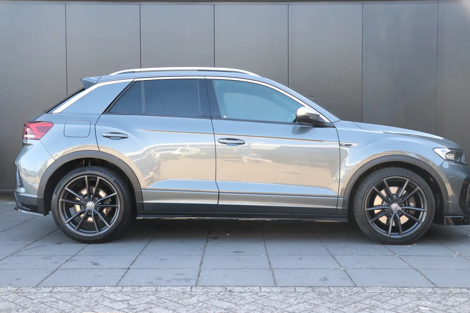 Volkswagen T-Roc 2.0 TSI 300 PK 4Motion R . AUTOMAAT | STOELVERW. | Grigio - 2
