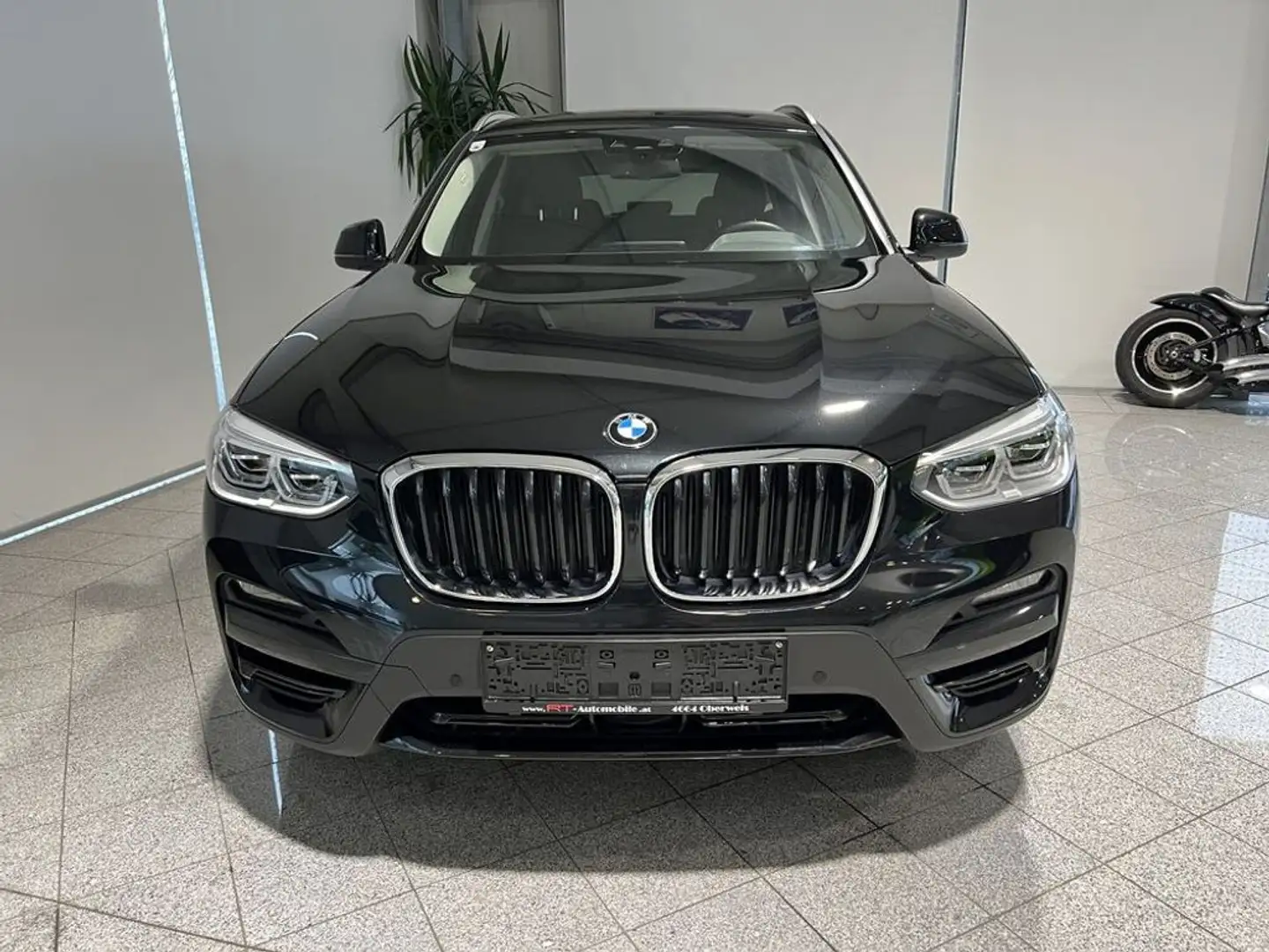 BMW X3 xDrive20d Advantage Schwarz - 2