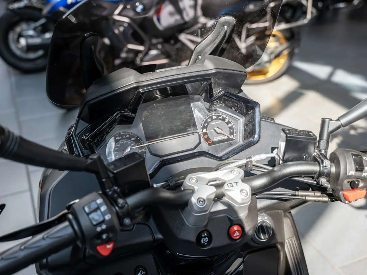 Peugeot Metropolis Black Edition crna - 2