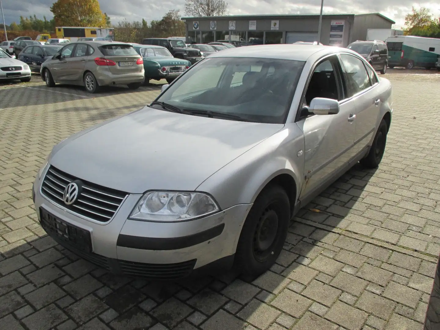 Volkswagen Passat Lim. Basis TÜV FÄLLIG Silber - 1