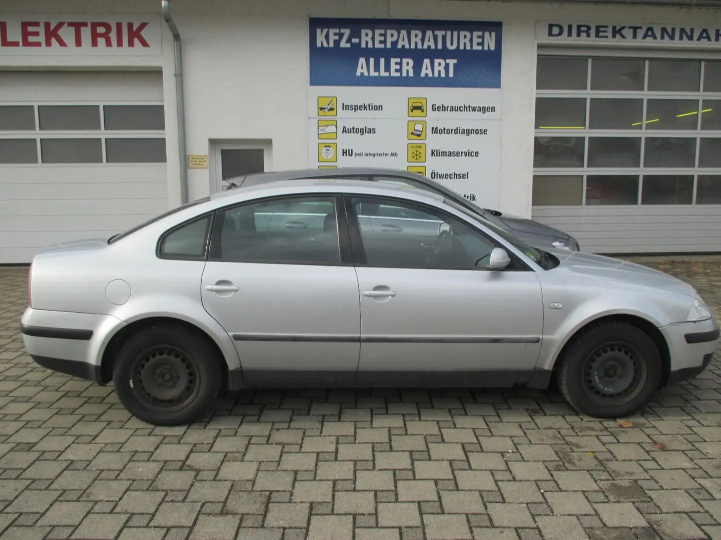 Volkswagen Passat Lim. Basis TÜV FÄLLIG Silber - 2