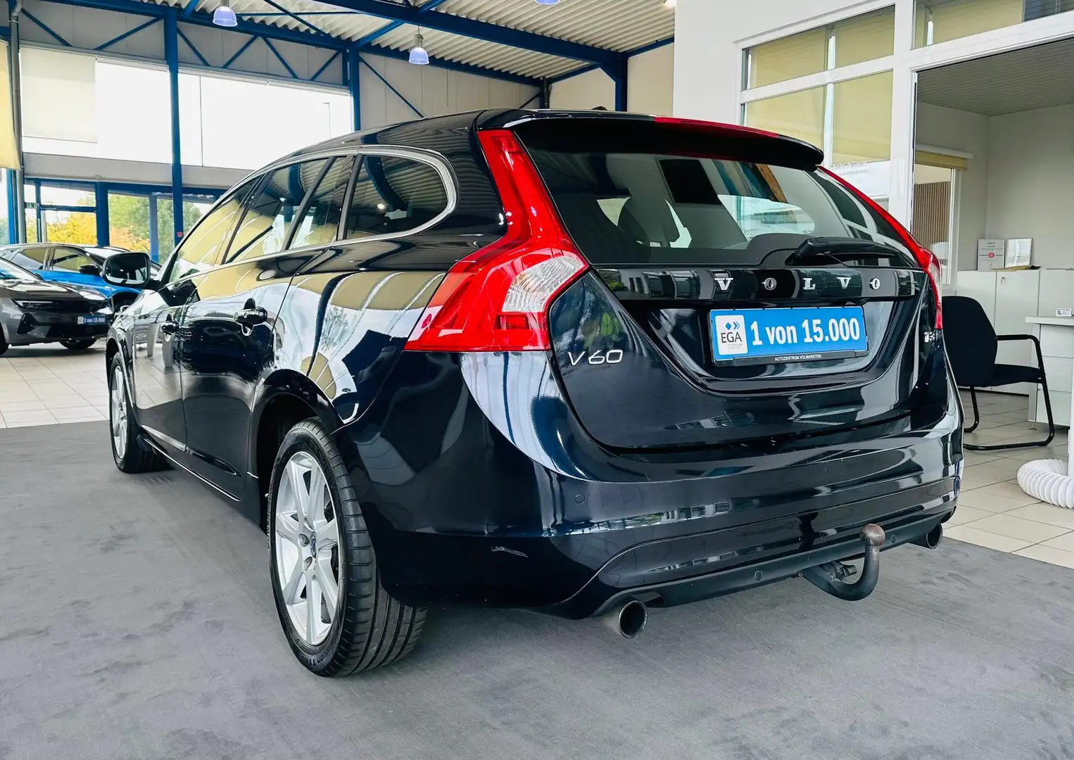 Volvo V60 1.5 Momentum Aut. KAM NAV S-Dach Bi-Xenon Blau - 2
