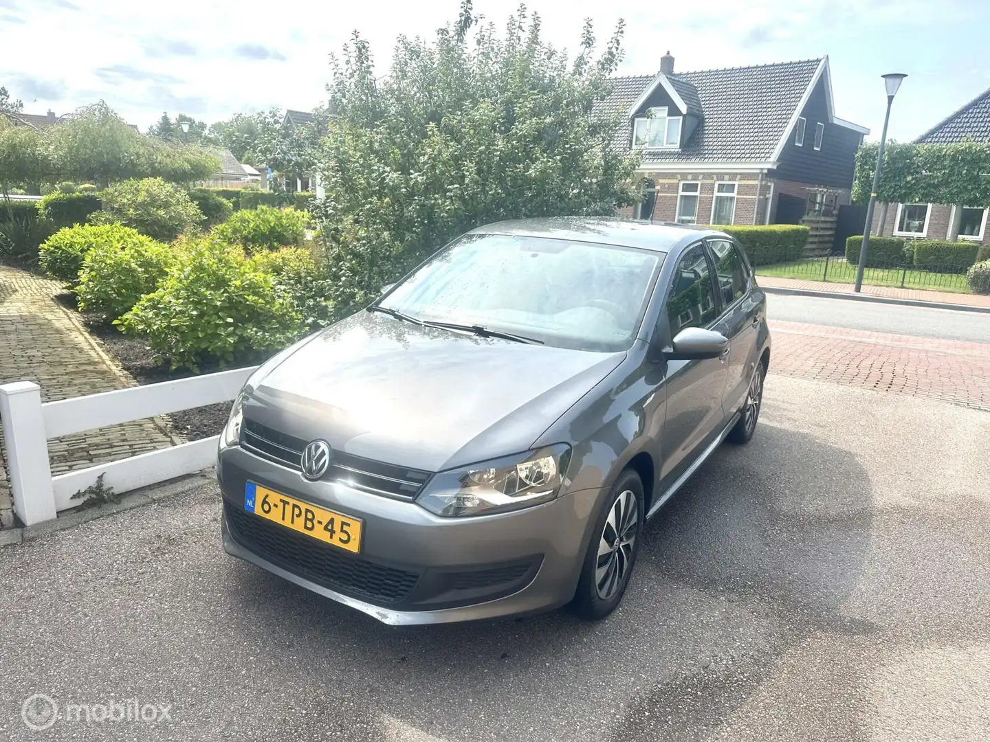 Volkswagen Polo 1.2 TSI 90PK Comfortline 5-DEURS AIRCO ELEKTRISCH Grijs - 1