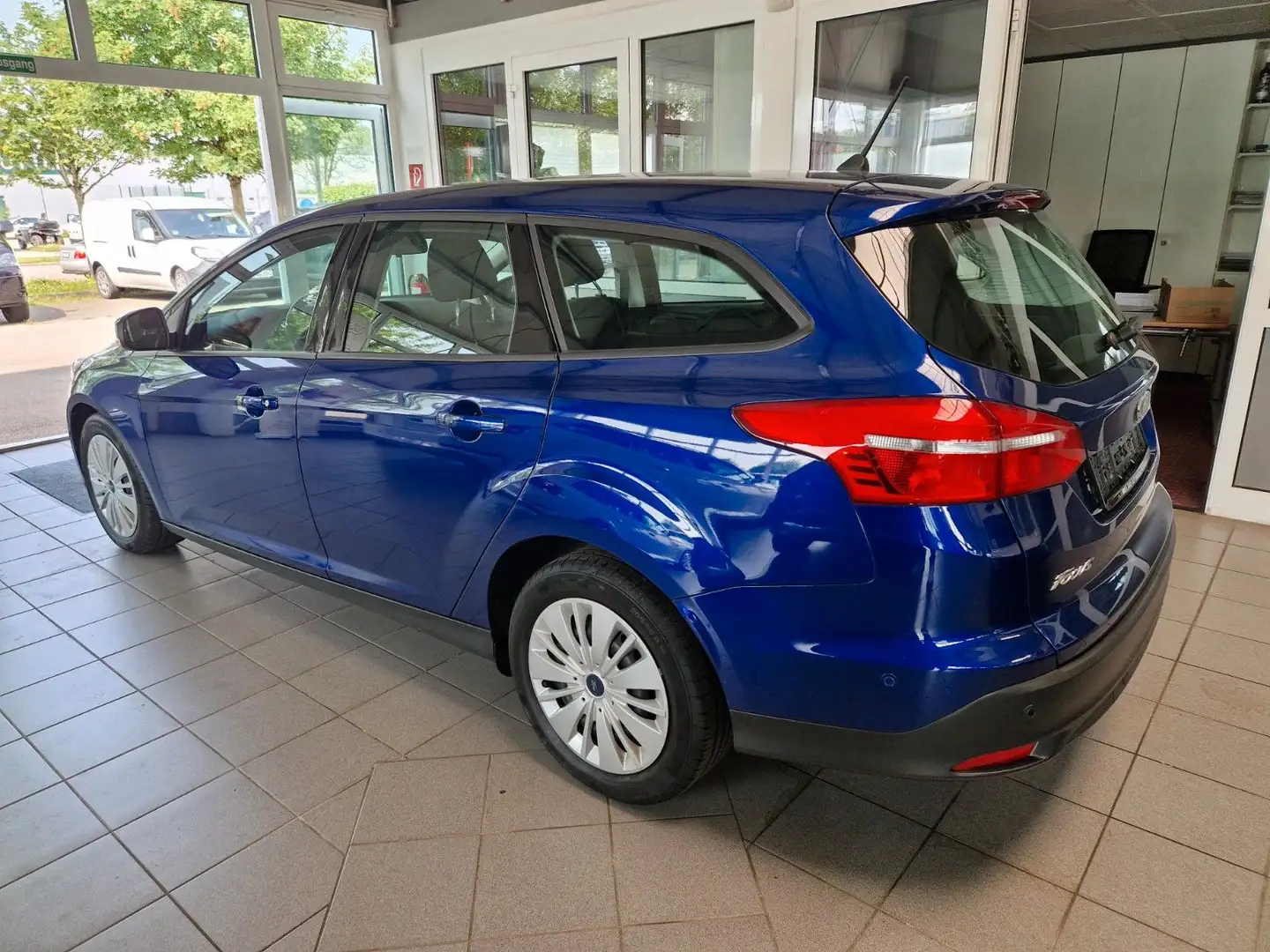 Ford Focus Turnier Business 1.5 TDCi 120 PS NAVI SZH Blau - 2