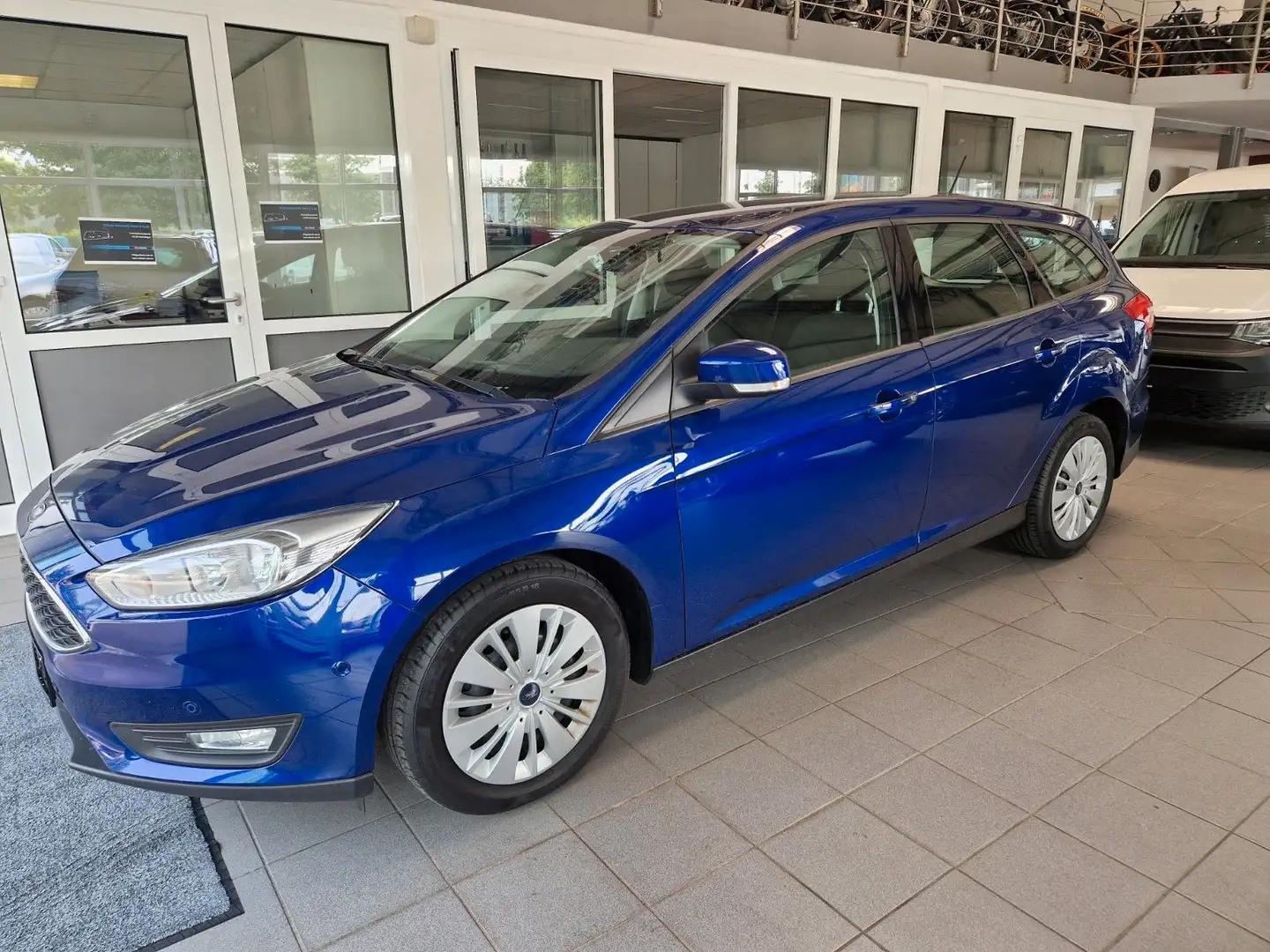 Ford Focus Turnier Business 1.5 TDCi 120 PS NAVI SZH Blau - 1