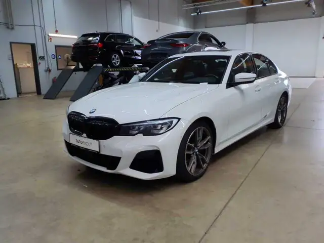BMW 3 Series view 3