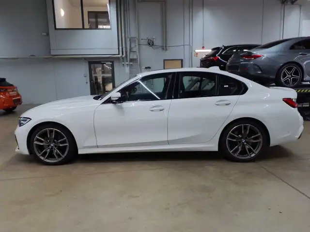 BMW 3 Series view 6