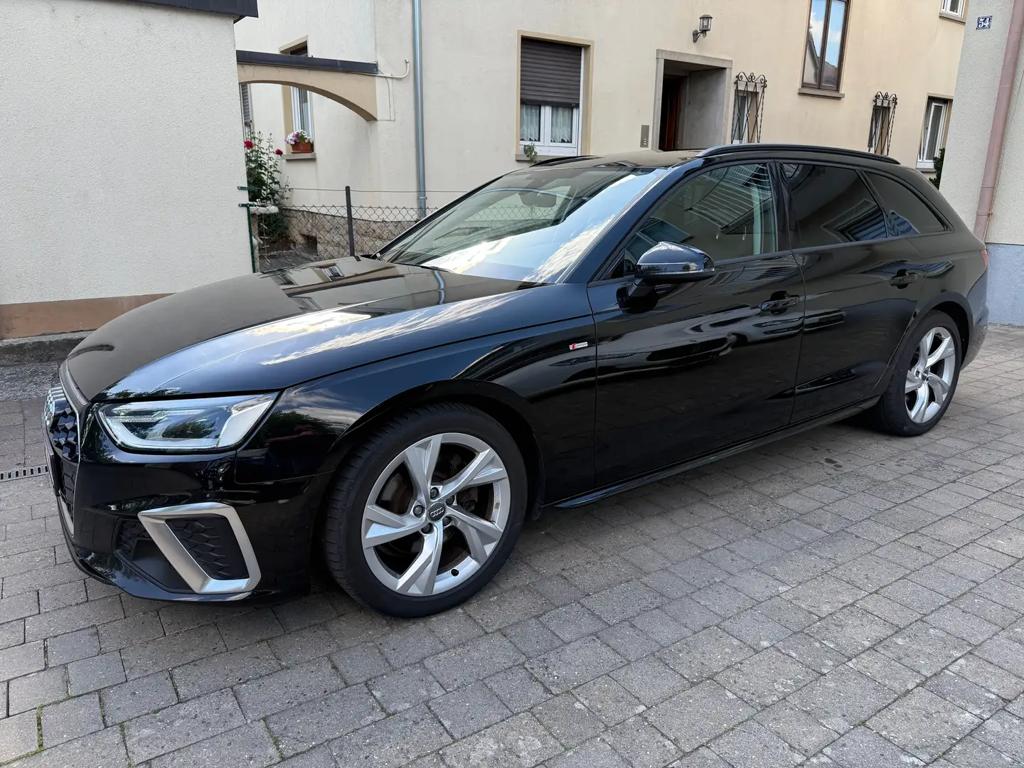 Audi A4 Avant 35 TDI S-tronic S-line LED/Navi/Massage Zwart - 2