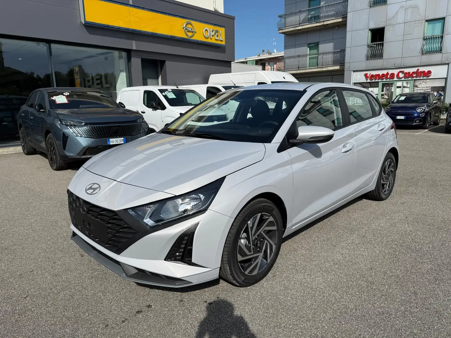 Hyundai i20 1.2 mpi Connectline 79cv mt5 *KM0* Gris - 1