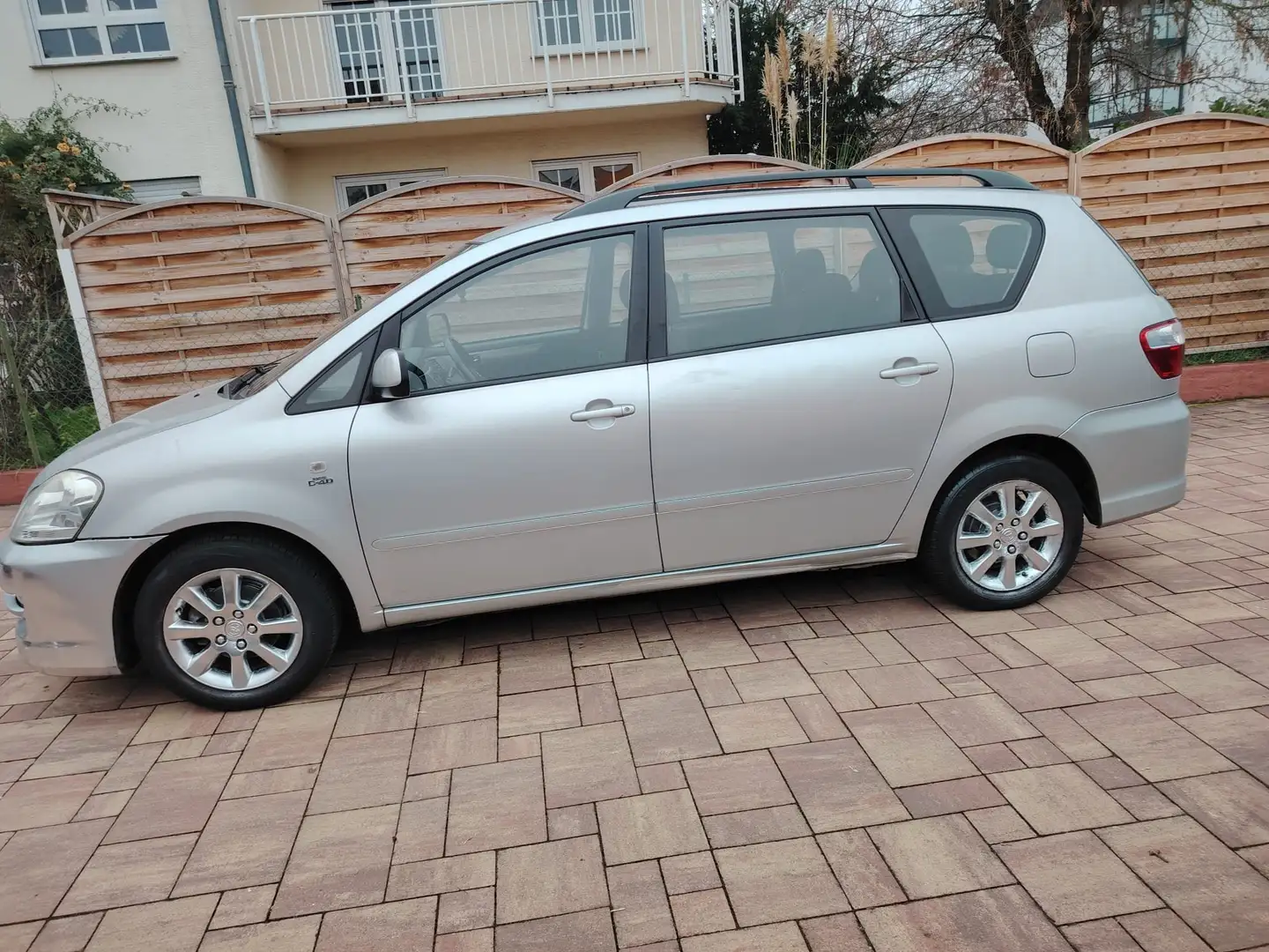 Toyota Avensis Verso Avensis Verso D-4D Sol Срібний - 1