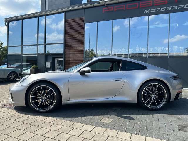 Porsche 992 Carrera 4