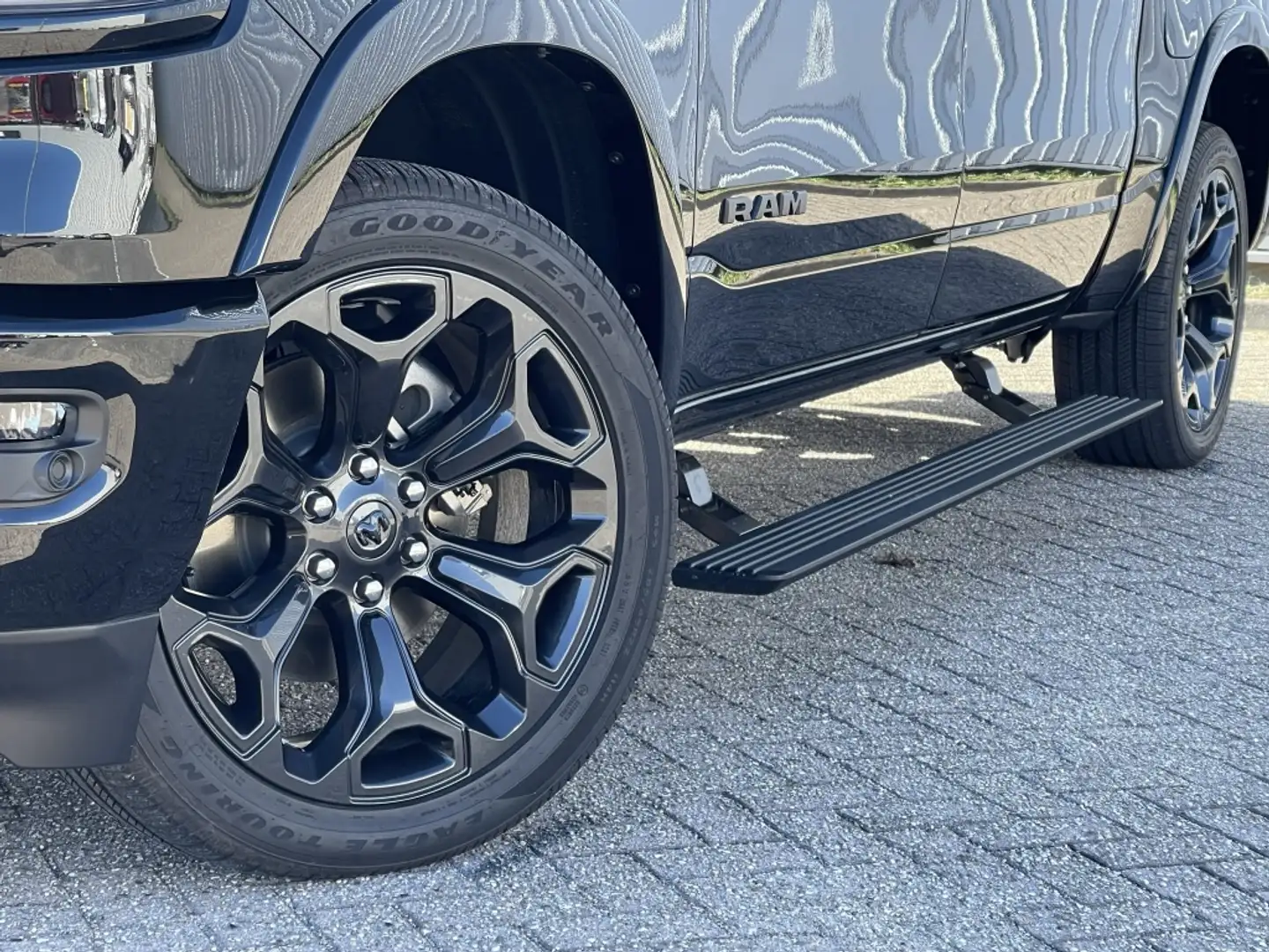 Dodge RAM 1500 pick up 4x4 Crew Cab Limited Night Rambox Noir - 2