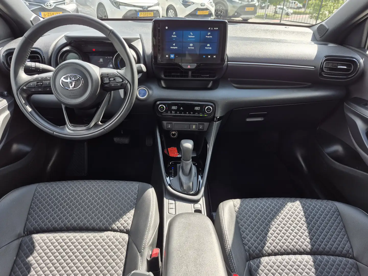 Toyota Yaris 1.5 Hybrid Executive Automaat | Navigatie | Achter Wit - 2