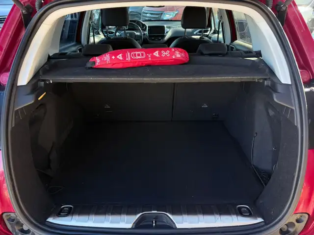 Peugeot 2008 view 11