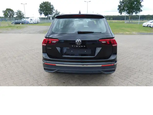 Volkswagen Tiguan Allspace view 4