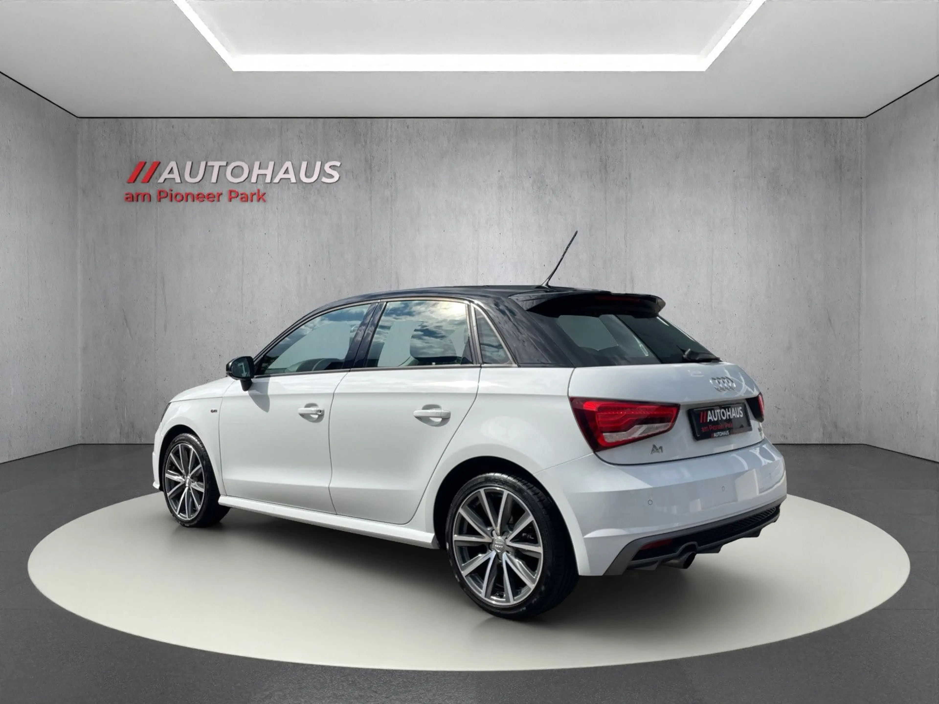 Audi A1 Sportback TFSI*S-Line*MMI*NAVI*SHZ*PDC*Xenon — photo 3