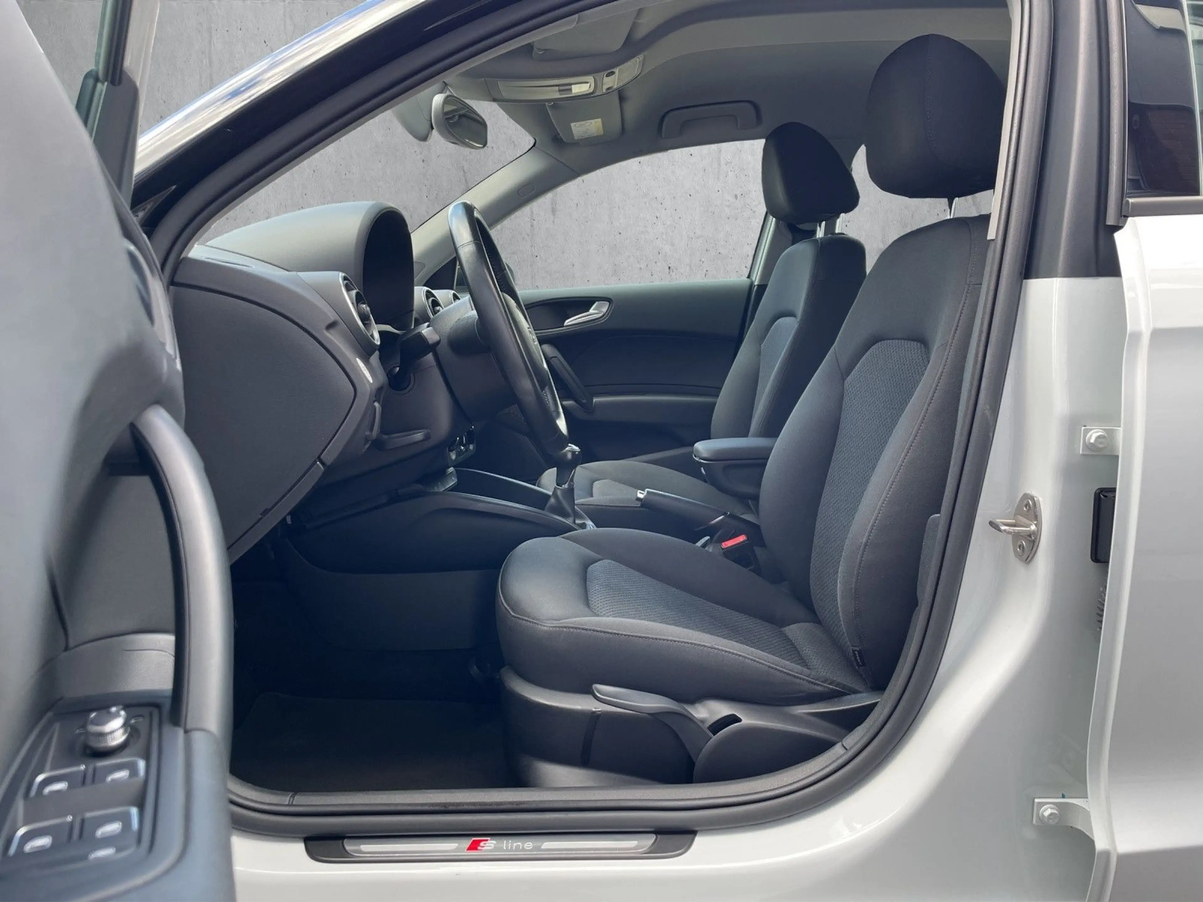 Audi A1 Sportback TFSI*S-Line*MMI*NAVI*SHZ*PDC*Xenon — photo 9
