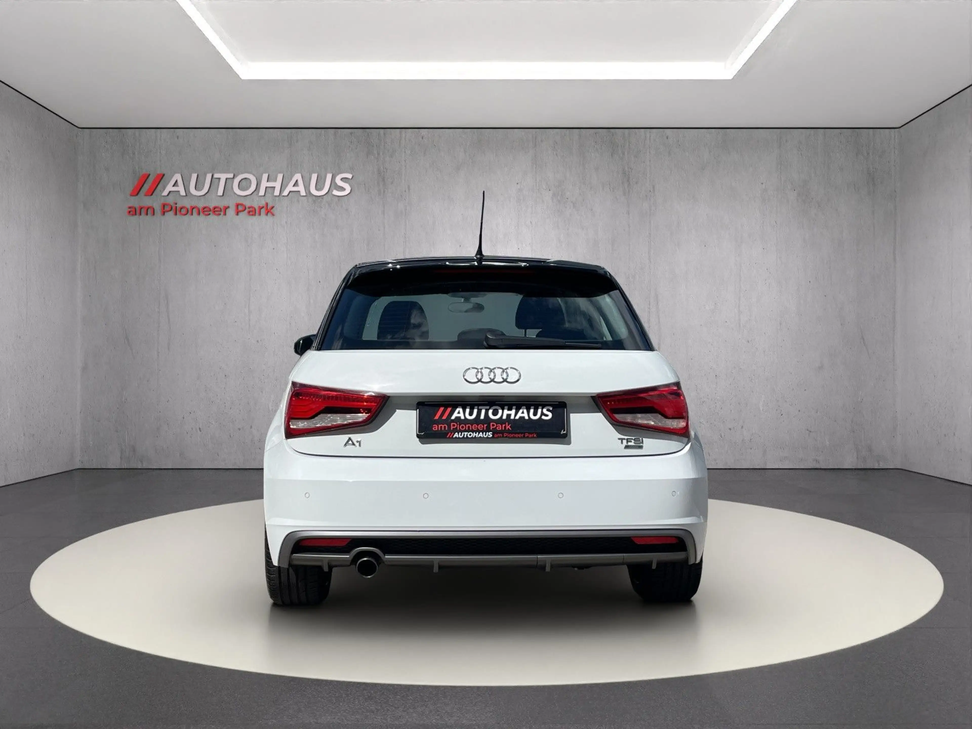Audi A1 Sportback TFSI*S-Line*MMI*NAVI*SHZ*PDC*Xenon — photo 4