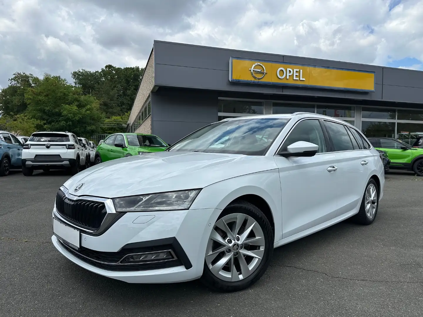 Skoda Octavia Combi 1.5 TSI ACT First Edition Panorama Weiß - 2