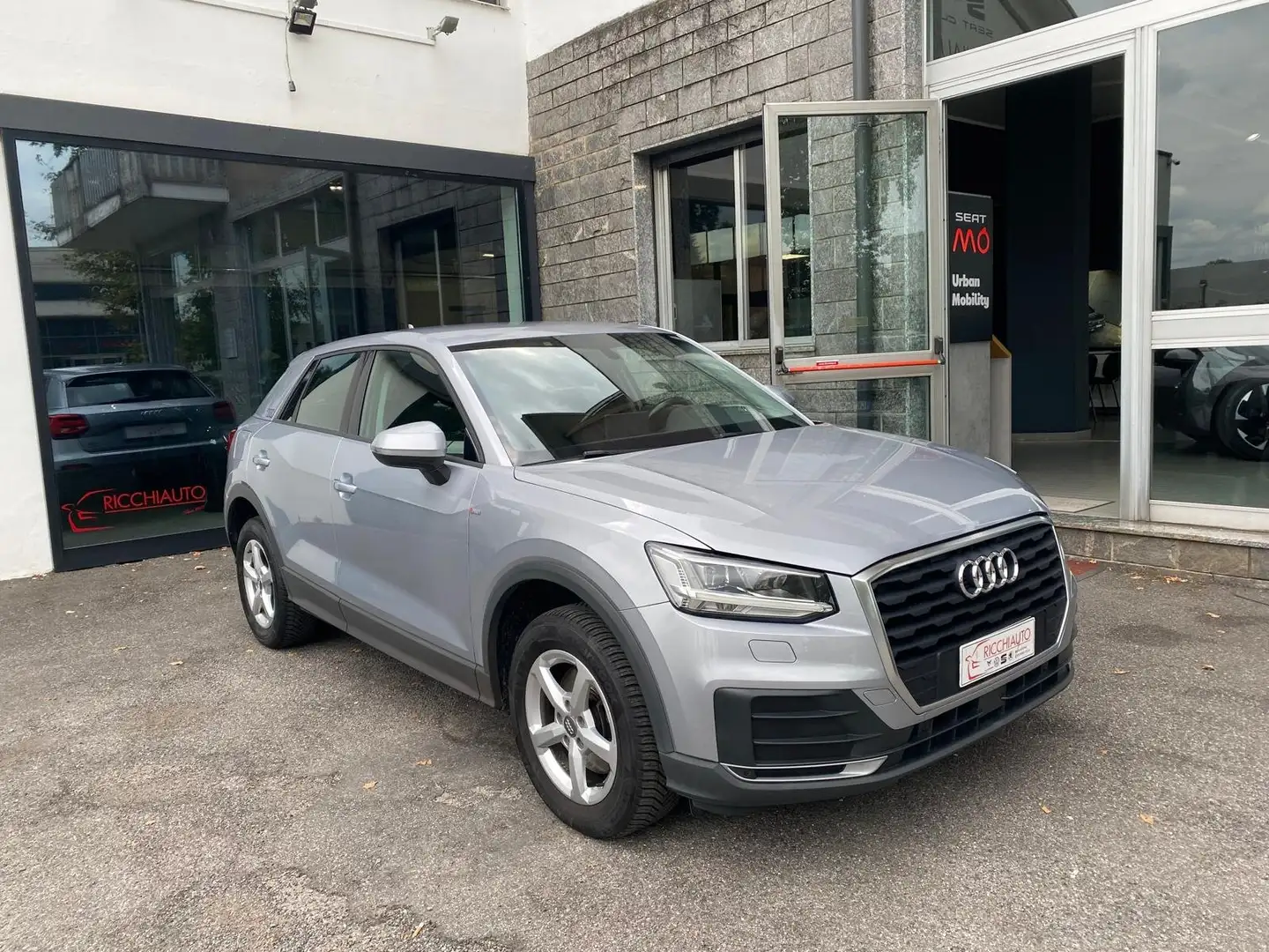 Audi Q2 Q2 1.0 tfsi Business s-tronic Plateado - 1